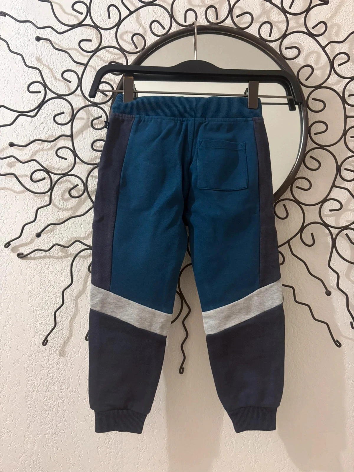🔵 Chándal tricolor estilo deportivo (Cordón dañado y rodilla desgastada) – photo 3